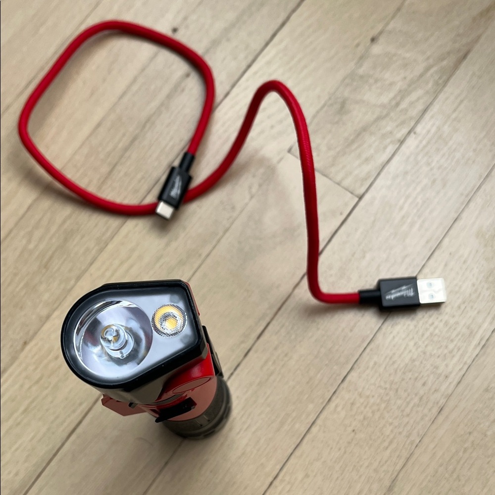 🆕 Milwaukee Red and Black USB Rechargeable Flashlight ***RARE*** - Picture 6 of 7